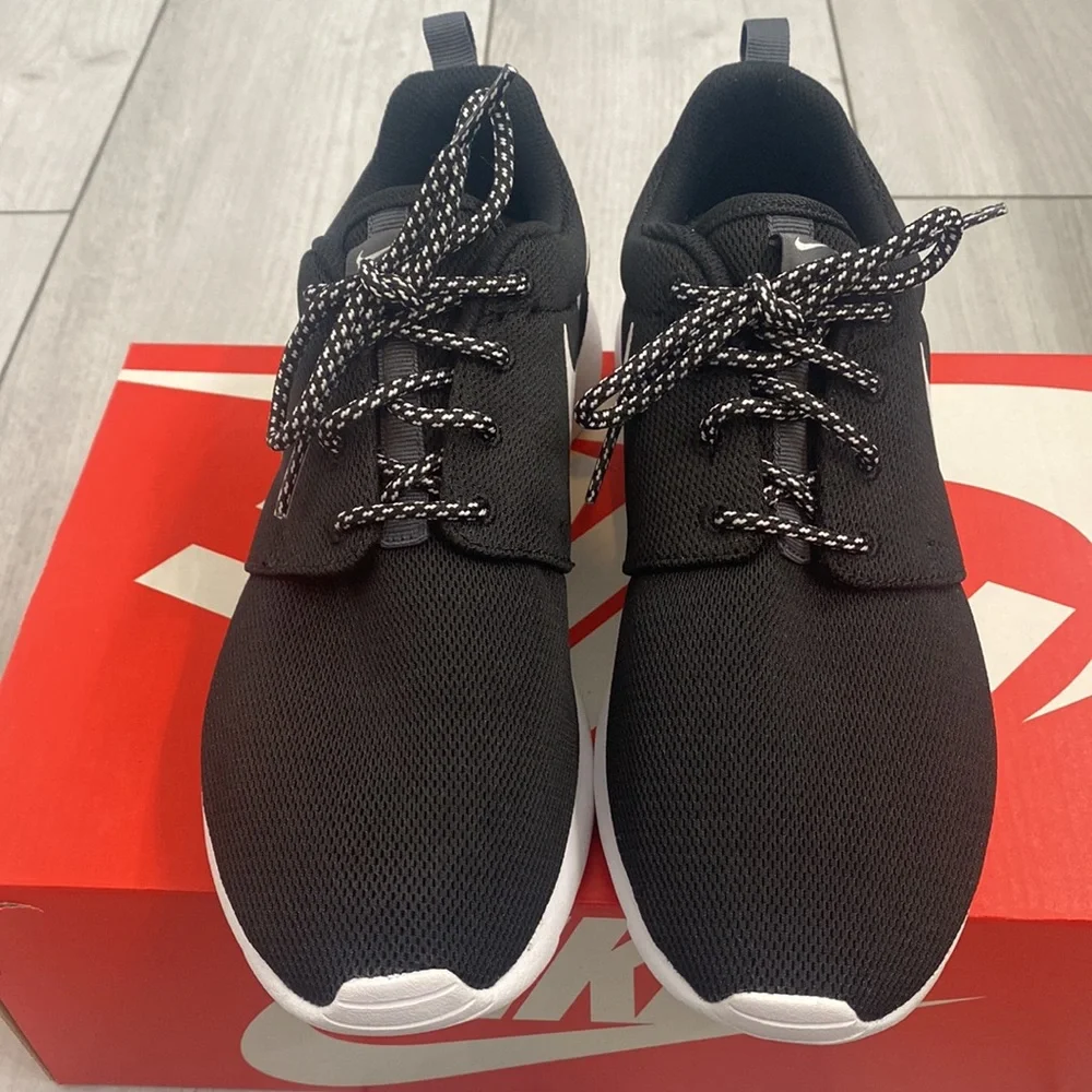 NWT Black Nike Roshe One Women's Sneaker Size 8 - Picture 10 of 12